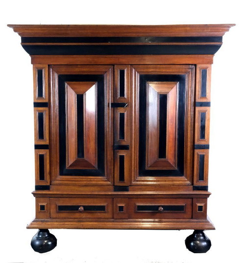 18th century Dutch Cushion Cabinet / Dutch 18th century Cushion Cabinet