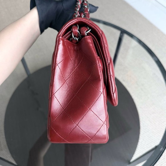 Image 1 of Borsa Chanel Classic Flap Jumbo - Doppia patta 30 cm in pelle di agnello trapuntata rosso scuro con finiture argentate, serie 15