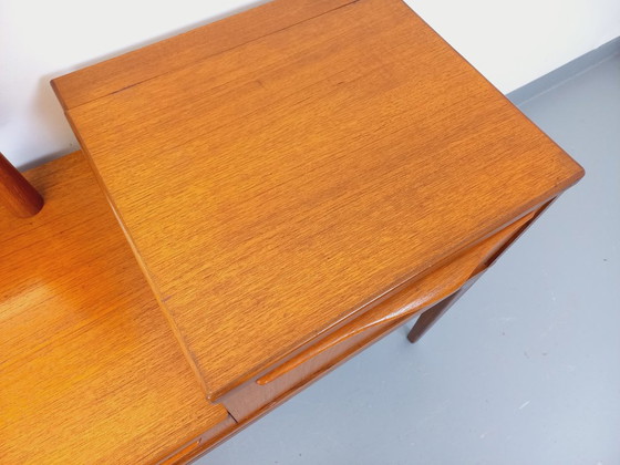Image 1 of Kleine vintage Scandinavische teakhouten kaptafel met spiegel uit de jaren 60
