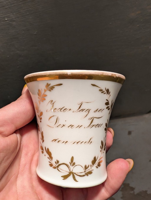 Taza de Amistad Biedermeier KPM Berlín Antigua con Decoración Dorada (c. 1830) – Marca de Cetro