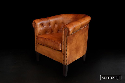 Poltrone Chesterfield con lavorazione capitonné realizzate in pelle di pecora molto spessa