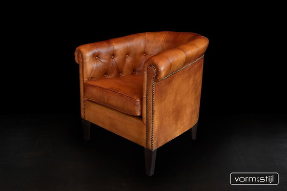 Image 1 of  Gecapitonneerde chesterfield clubfauteuils in het dikste schapenleer