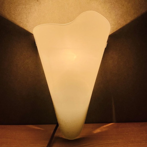 Image 1 of Minimalistische witte, driehoekige, conische wandlamp van matglas