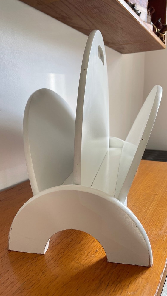 Image 1 of Elégant et Rare Porte-Revues en Bois Géométrique Blanc des Années 80. 1 pièce Chic et de Caractère qui va vite trouver sa place 