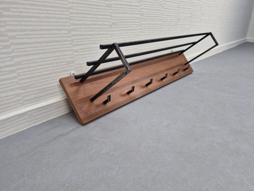 Vintage-Wandgarderobe. Teakholz mit Metall, 1960er Jahre. – kapstokken, Wood