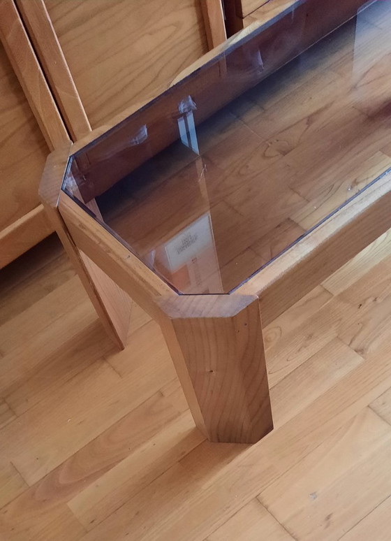Image 1 of Vintage salontafel van massief licht iepenhout en rookglas, jaren 70/80.