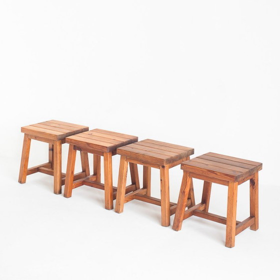 Ensemble de 4 tabourets vintage en pin. France, années 1980. – Wood (photo 3 of 12)