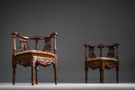 Image 1 of Italienische Eckstühle im Stil der Renaissance des 19. Jahrhunderts aus geschnitztem Nussbaumholz, 2er-Set