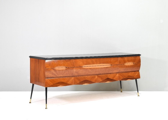 Image 1 of Credenza italiana attribuita a Vittorio Dassi in noce, vetro e ottone - anni '50