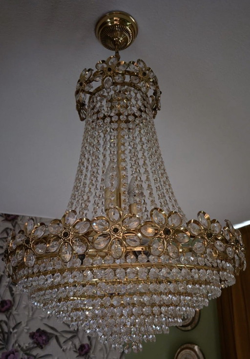 Lampadario classico francese Impero in ottone con cristallo. Stile Hollywood Regency