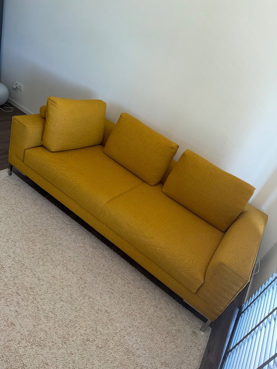Splendido divano Aikon a 3 posti, disponibile in pronta consegna – Giallo Girasole 🌻 – Design on Stock (photo 3 of 16)