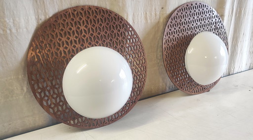 Appliques design en bois et globe opaline - mid.XXeme 