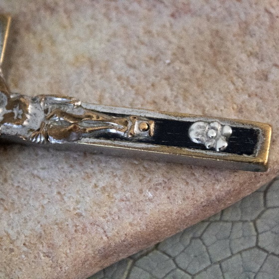Image 1 of Pendentif croix pectorale française ancienne du XIXe siècle : ébène dans un cadre argenté
