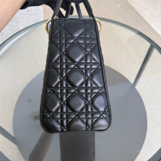 Image 1 of DIOR LADY MEDIUM - PELLE DI AGNELLO CANNAGE, FERRAMENTA NERA E ORO, CINTURINO REGOLABILE