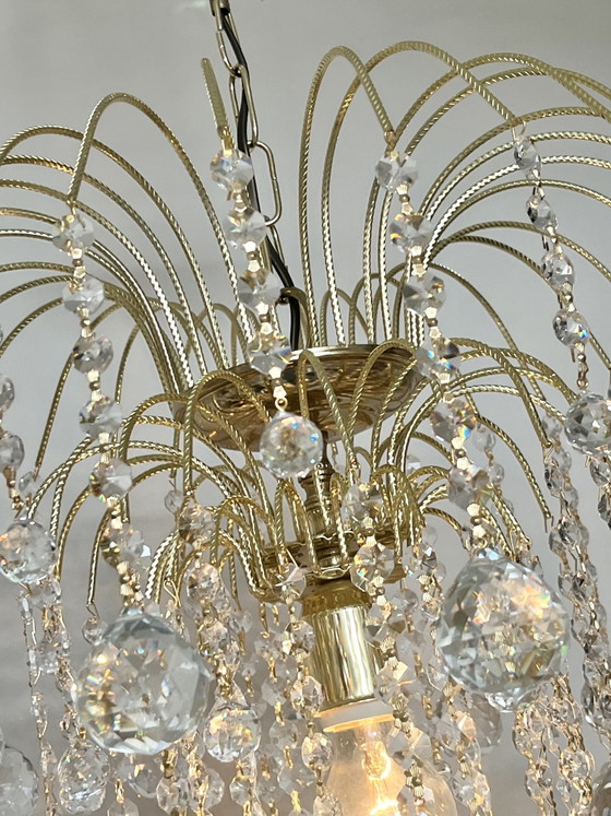 Image 1 of Lustre en cristal Swarovski strass de grande taille, orné de strass Swarovski.
