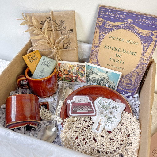Vintage Mystery Box – Parisian Bistro: Tazas Vintage, Artículo Decorativo y Tarjeta Personalizable – Edición Limitada