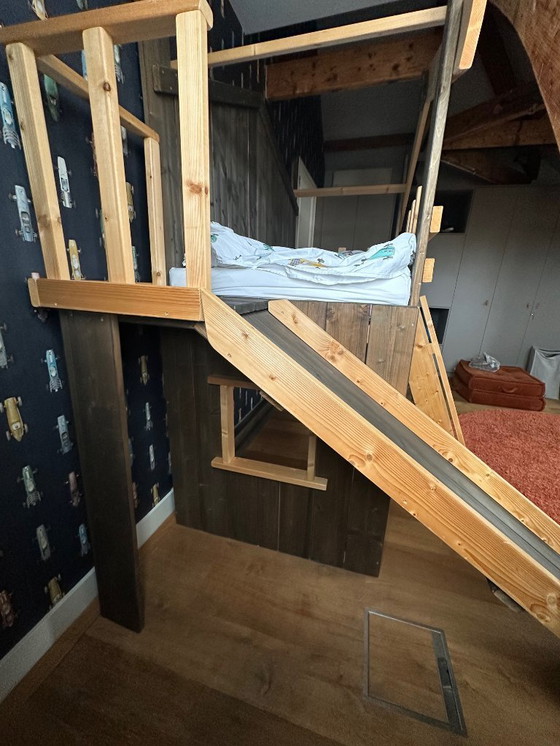 Image 1 of Lit mezzanine fait main avec toboggan – bois massif – comme neuf