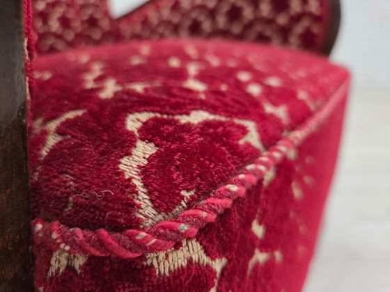 Image 1 of Fauteuil danois des années 1960, revêtement en velours rouge cerise, bois de chêne.