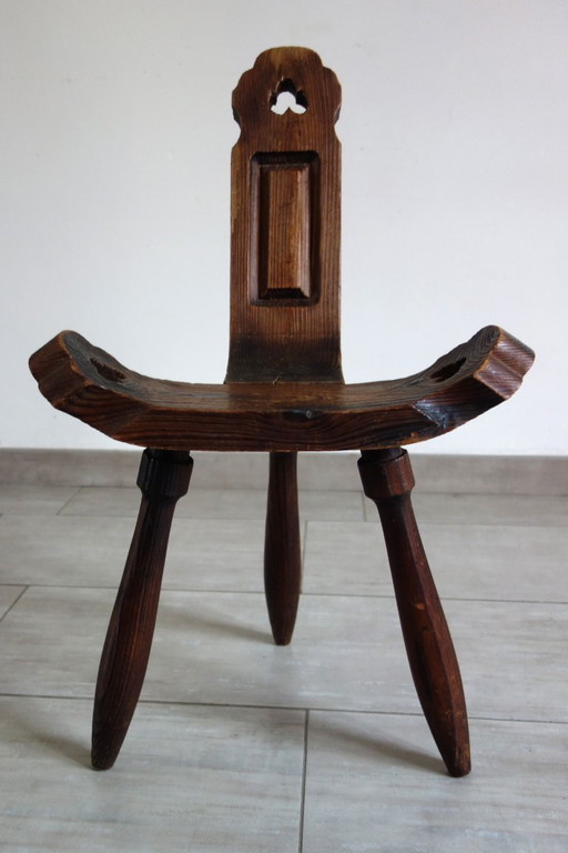 Silla trípode brutalista de madera tallada, Francia