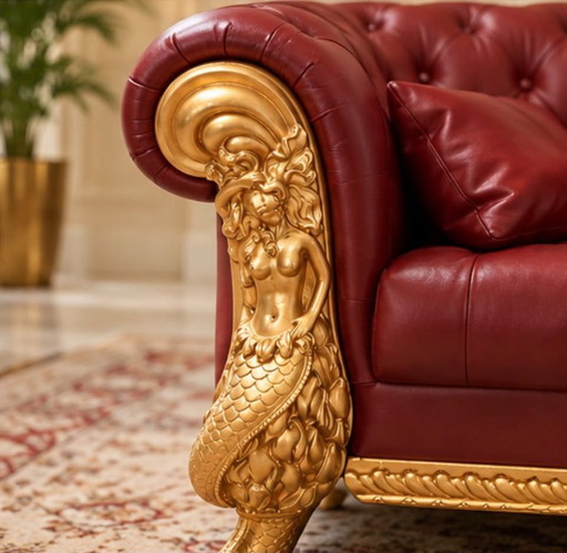 Luxuriöses Rotes Chesterfield Sofa mit Goldenen Barockdetails – 2-Sitzer