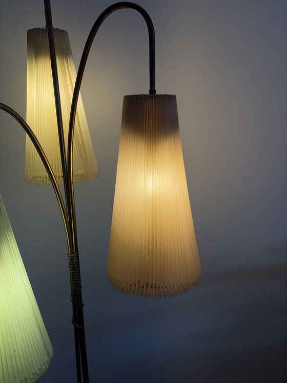 Image 1 of Stehlampe aus den 1950er Jahren, Messing, mit 3 pastellfarbenen Plissee-Schirmen