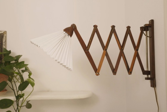 Image 1 of Wandlamp in schaarvorm uit het midden van de 20e eeuw, Scandinavische accordeonlamp, verstelbare houten wandlamp met stekker.