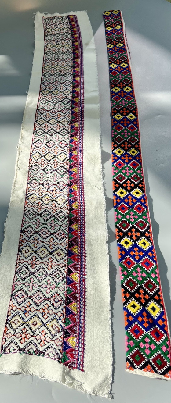 Image 1 of Twee Hongaarse randen met kleurrijk handborduurwerk met een folkloristisch patroon
