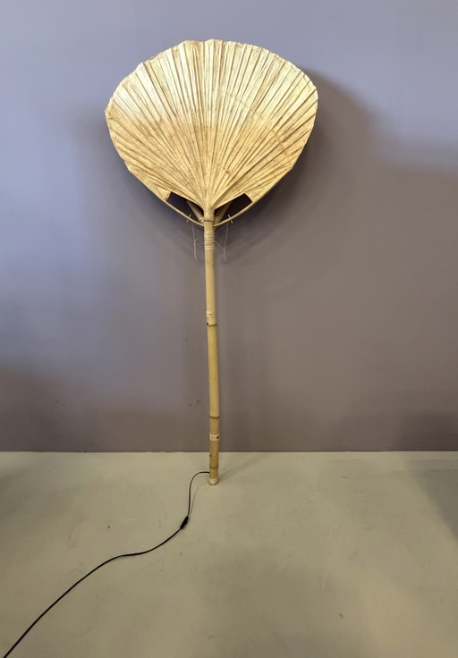 Grote Uchiwa vloerlamp van bamboe en rijstpapier, ontworpen door Ingo Maurer.