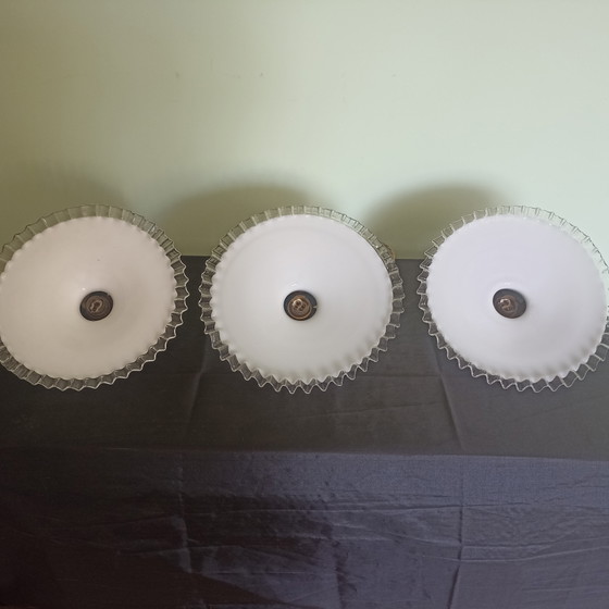 Splendido e raro set di 3 autentici paralumi francesi in opale con bordo dentellato (collerette) modellato a (photo 6 of 9)