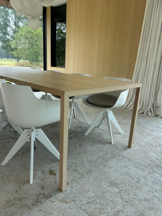Image 1 of Ensemble : Table Arco Slim en chêne + 8 chaises Italia blanches en MDF