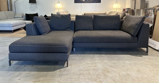 Sofá esquinero Ray de B&B Italia en color antracita