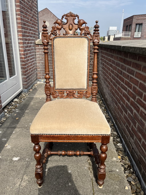 Antieke houten stoel recent bekleed 