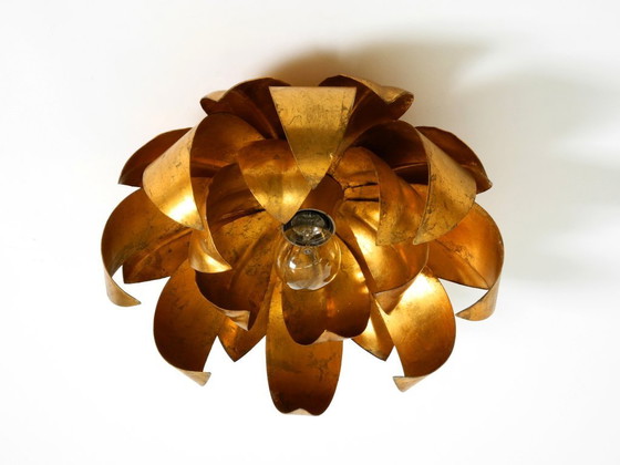 Image 1 of Magnifique applique murale ou plafonnier floral plaqué or des années 1970, orné de grandes feuilles et de style Régence.