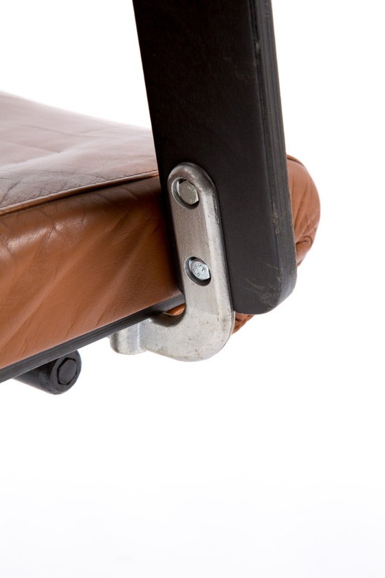 Image 1 of 4 Finse Yrjö Kukkapuro draaibare stoelen leer