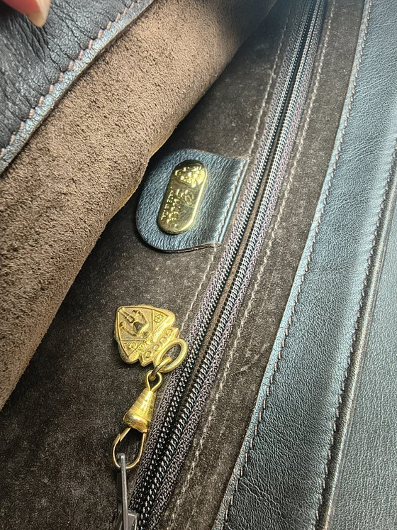 Image 1 of Rara borsa a tracolla vintage Gucci in pelle scamosciata e pelle con catena GG dorata e ciondolo con stemma – Made in Italy