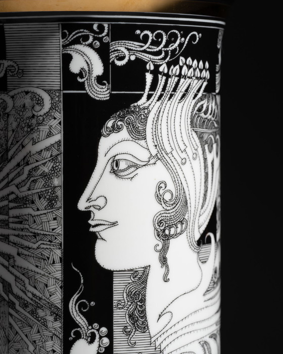 Image 1 of Hollóháza Porzellan, 26 cm hohe Vase mit schwarz-weißer Grafik und Goldakzenten, Ungarn