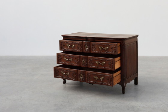 Image 1 of Commode en chêne du XVIIIe siècle de style Louis XV, faite à la main