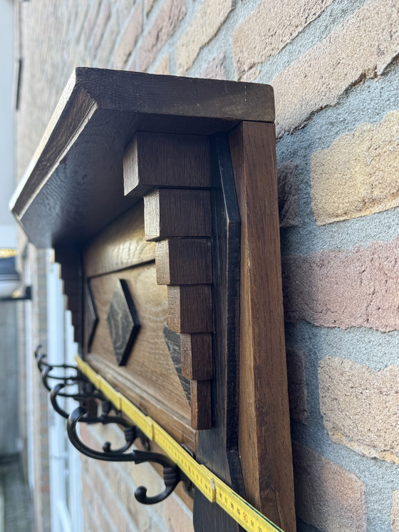 Image 1 of Porte-manteau de l'école d'Amsterdam | vers 1920 | Chêne massif | Une pièce qui attire tous les regards