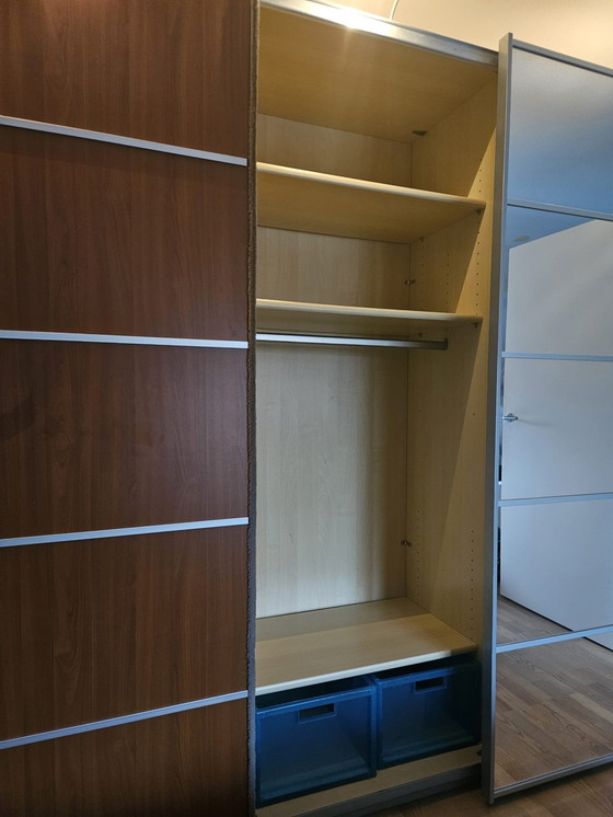 Image 1 of Armario con puertas correderas y espejo.