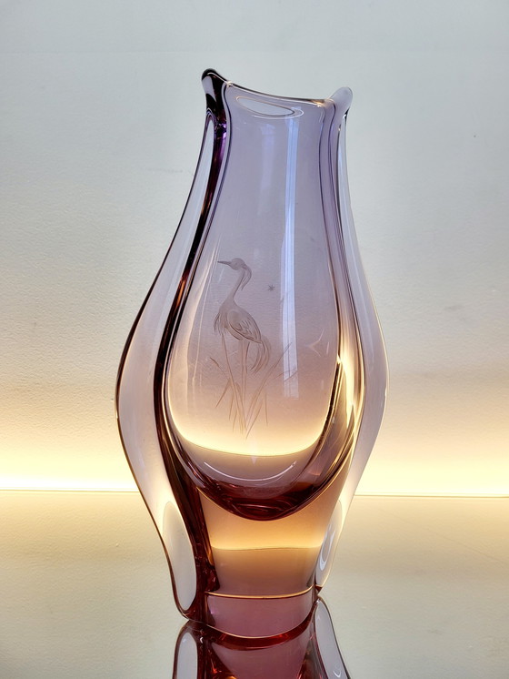 Image 1 of Vase en verre d'art avec grue gravée, Miloslav Klinger, verre de Bohême, années 1970