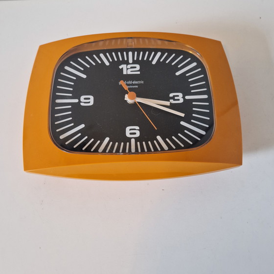 Image 1 of Jaren 70 oranje vintage klok wandklok good old electric clock