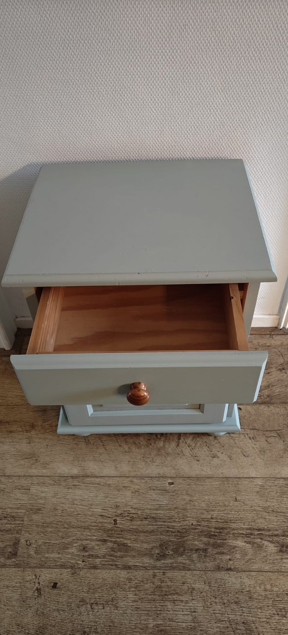 Image 1 of charmanter hellgrüner Nachttisch – im Brocante-Stil