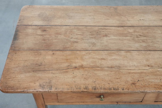 Image 1 of Antieke Franse salontafel gemaakt van vruchtenbomenhout uitgevoerd met twee lades
