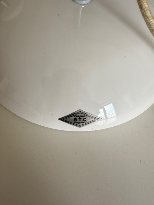 Lampada da terra originale BTC England con paralume in porcellana bianca.