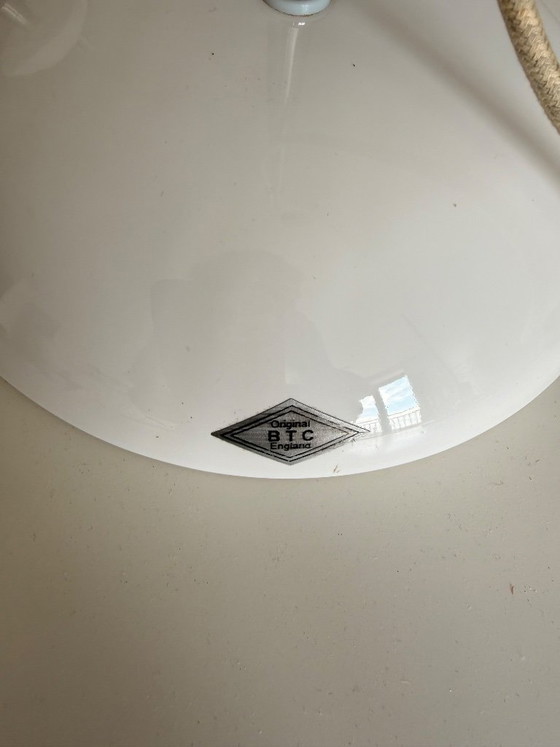 Image 1 of Lampada da terra originale BTC England con paralume in porcellana bianca.