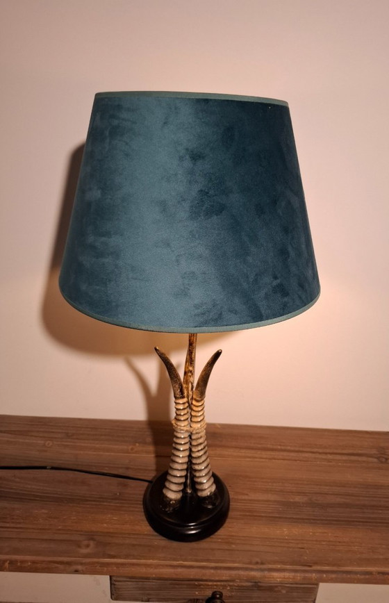 Image 1 of Lampada da tavolo rifinita a mano - Design esotico in corno con paralume in velluto color verde acqua