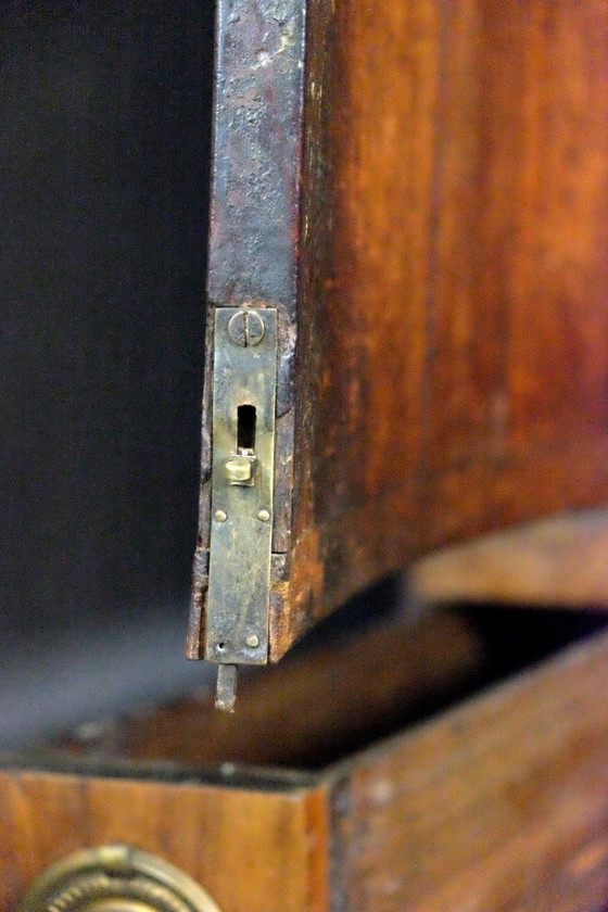 Image 1 of Prachtige 18de eeuwse hoekkast in mahoniehout 