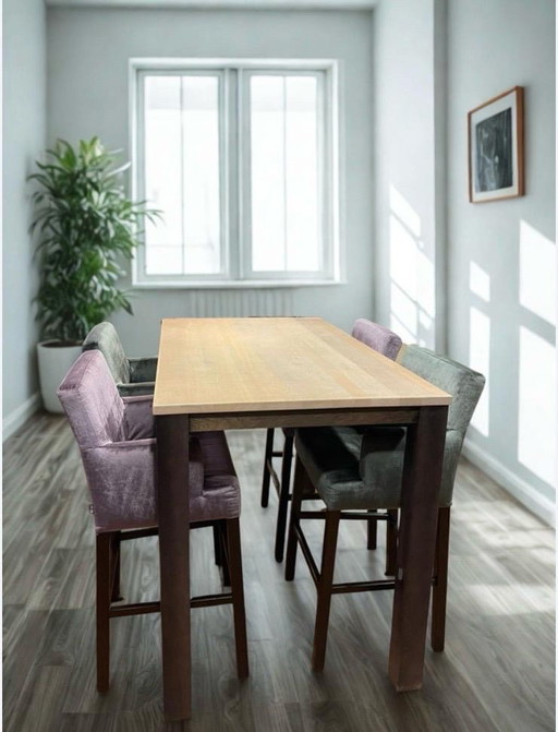 Dining area with 4 chairs