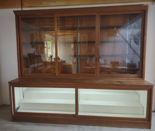 Bücherregal mit Vitrine