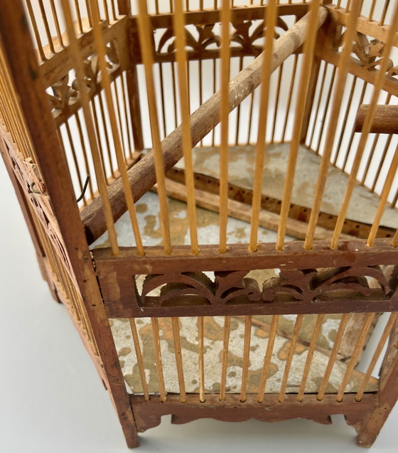 Image 1 of Dekorativer handgefertigter Vogelkäfig mit Holzvogel – Asien, ca. 1950er–1960er Jahre